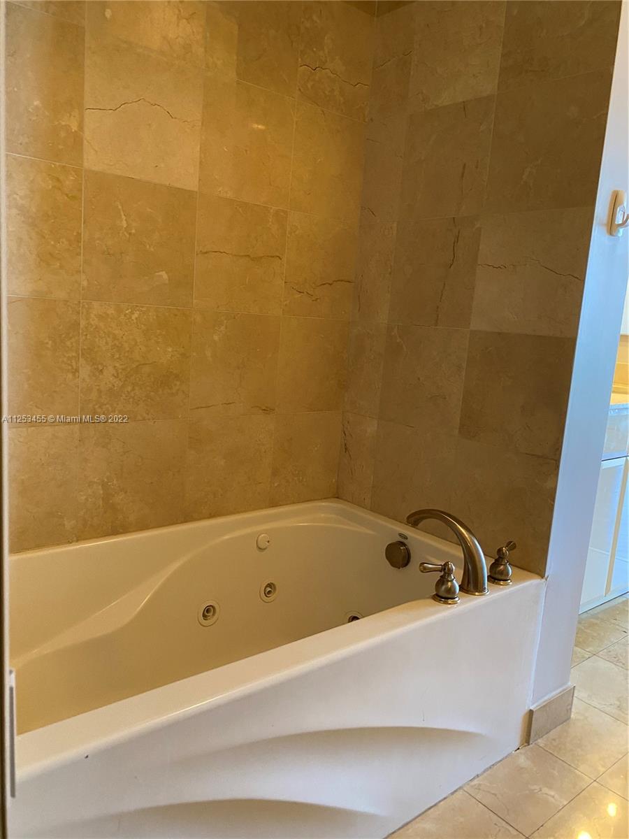 6365 Collins Ave Unit: 3911