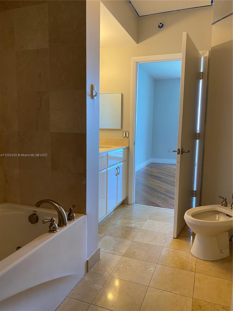 6365 Collins Ave Unit: 3911