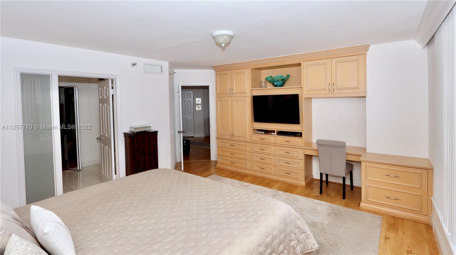 3500 Mystic Pointe Dr Unit: 1606