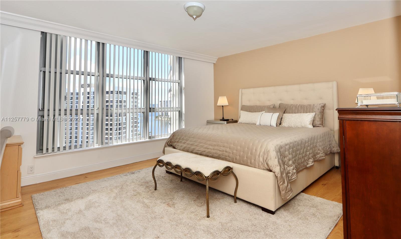 3500 Mystic Pointe Dr Unit: 1606