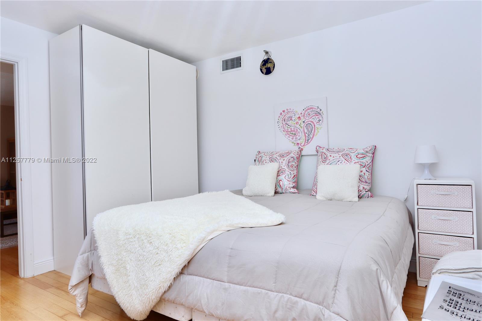 3500 Mystic Pointe Dr Unit: 1606
