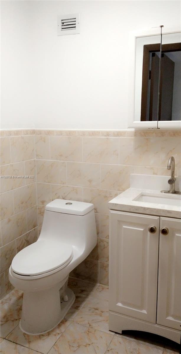 16850 S Glades Dr Unit: 8B