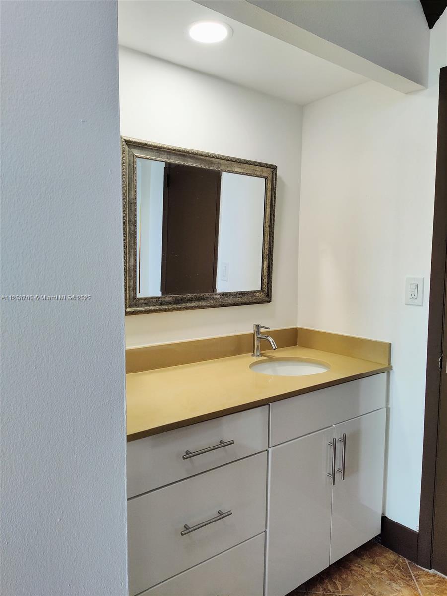 16850 S Glades Dr Unit: 8B