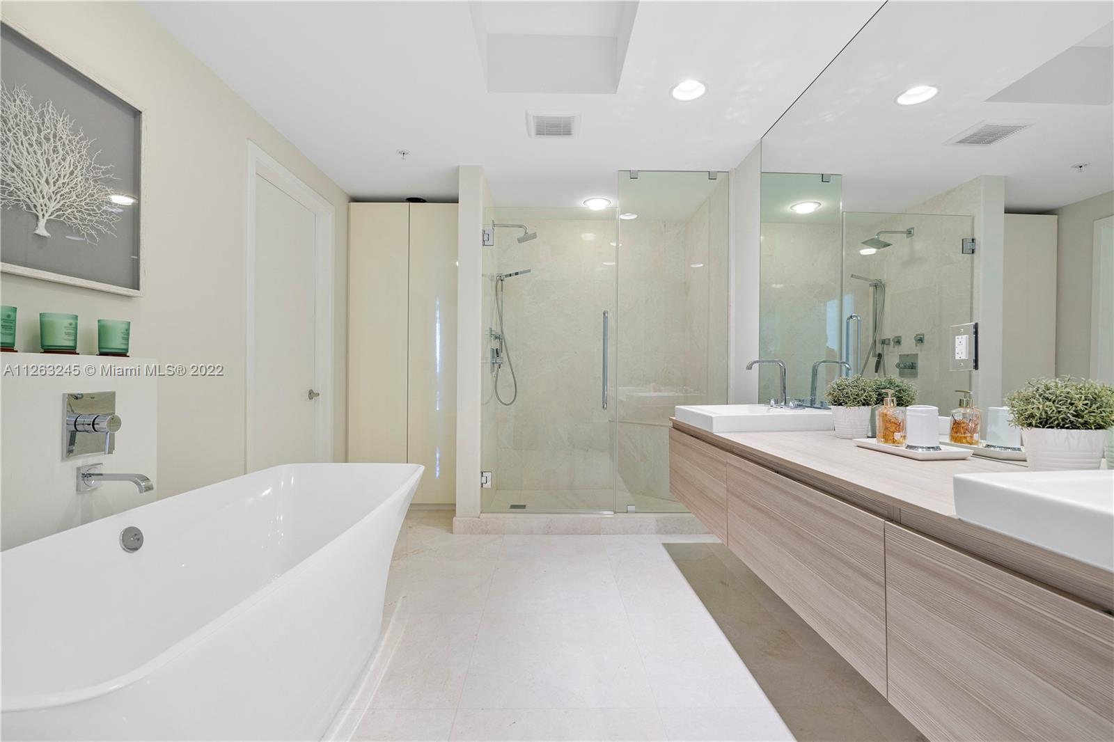 17111 Biscayne Blvd Unit: 906