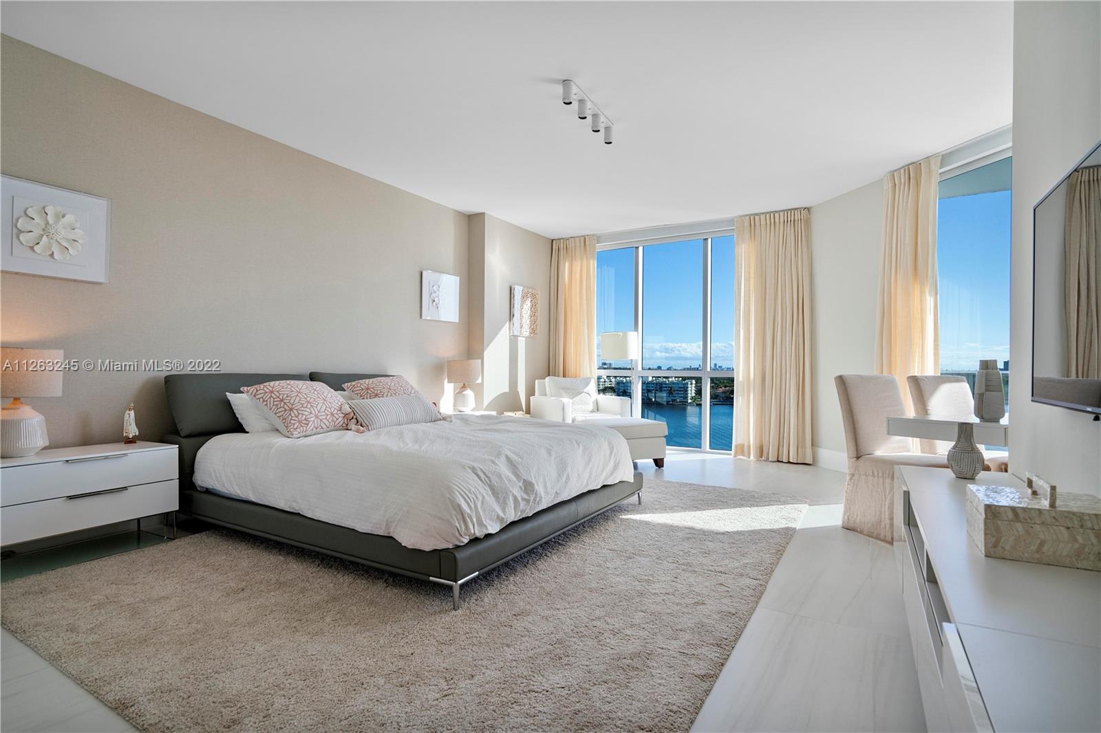 17111 Biscayne Blvd Unit: 906