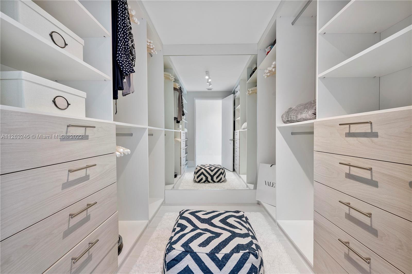 17111 Biscayne Blvd Unit: 906