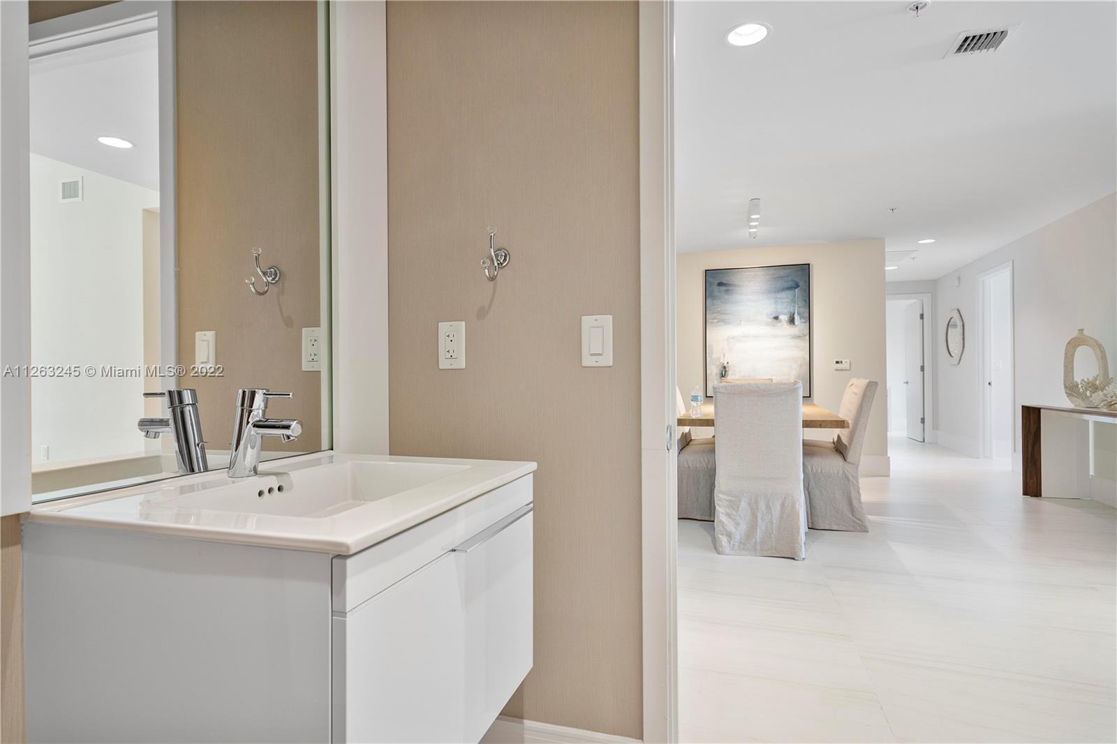 17111 Biscayne Blvd Unit: 906