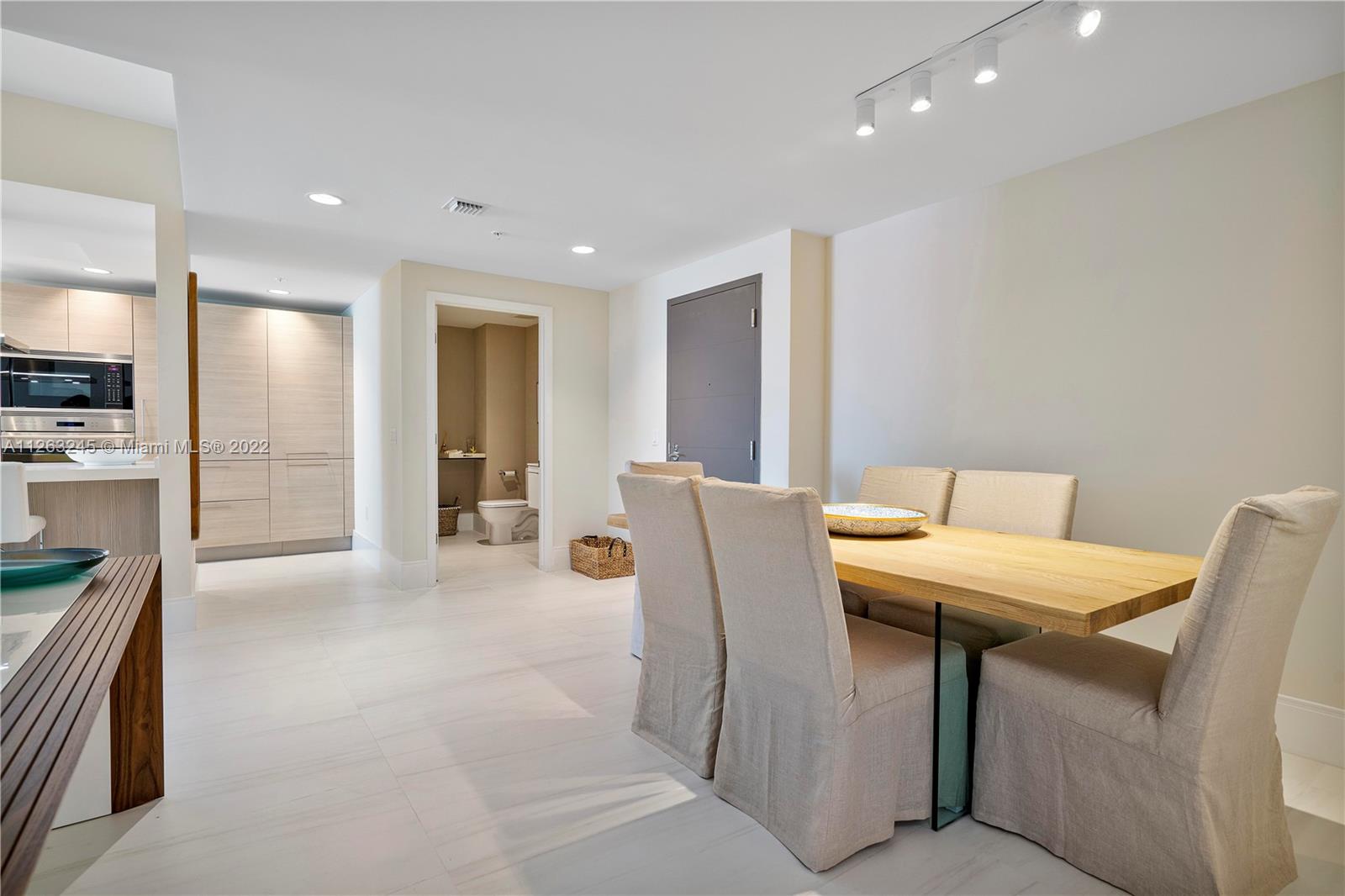 17111 Biscayne Blvd Unit: 906