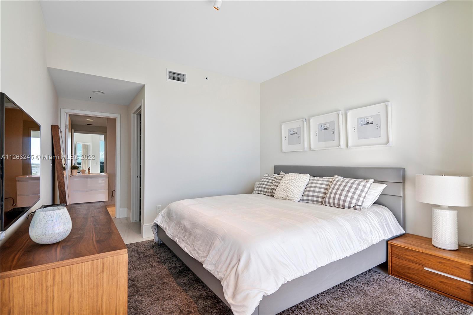17111 Biscayne Blvd Unit: 906