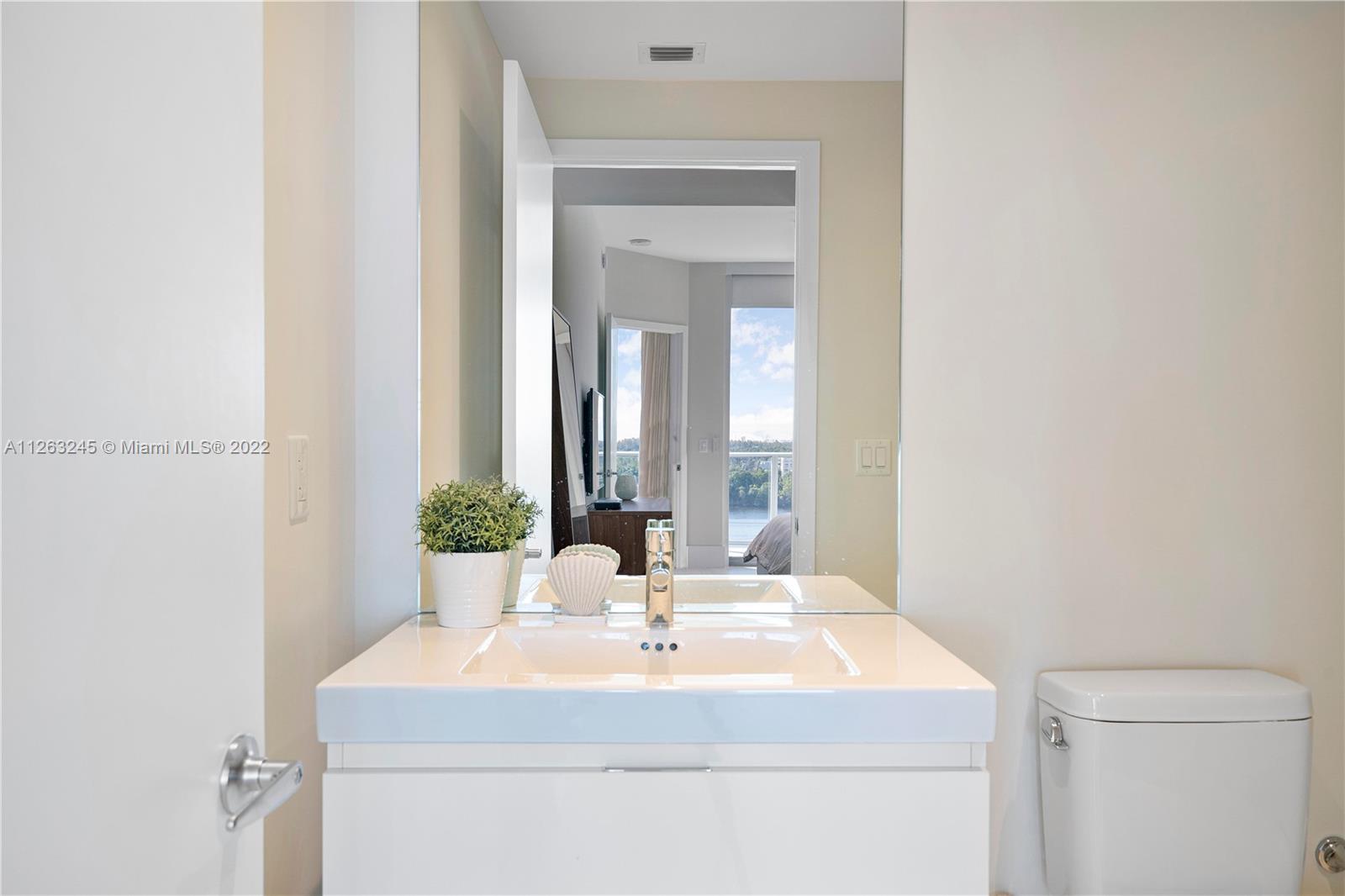 17111 Biscayne Blvd Unit: 906