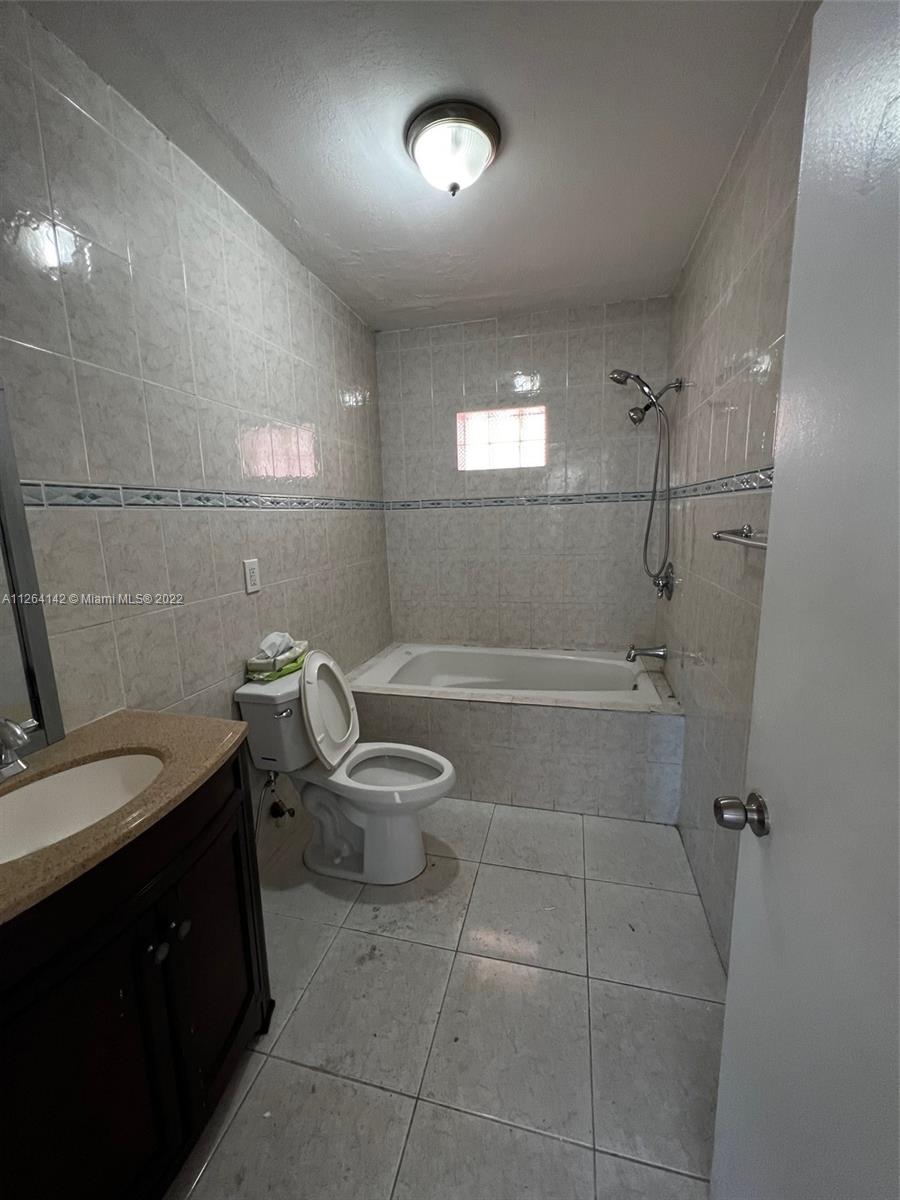 2727 SW 24th St Unit: 2727