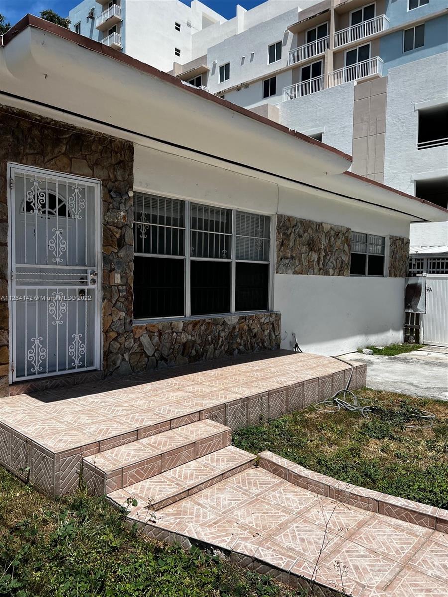 2727 SW 24th St Unit: 2727