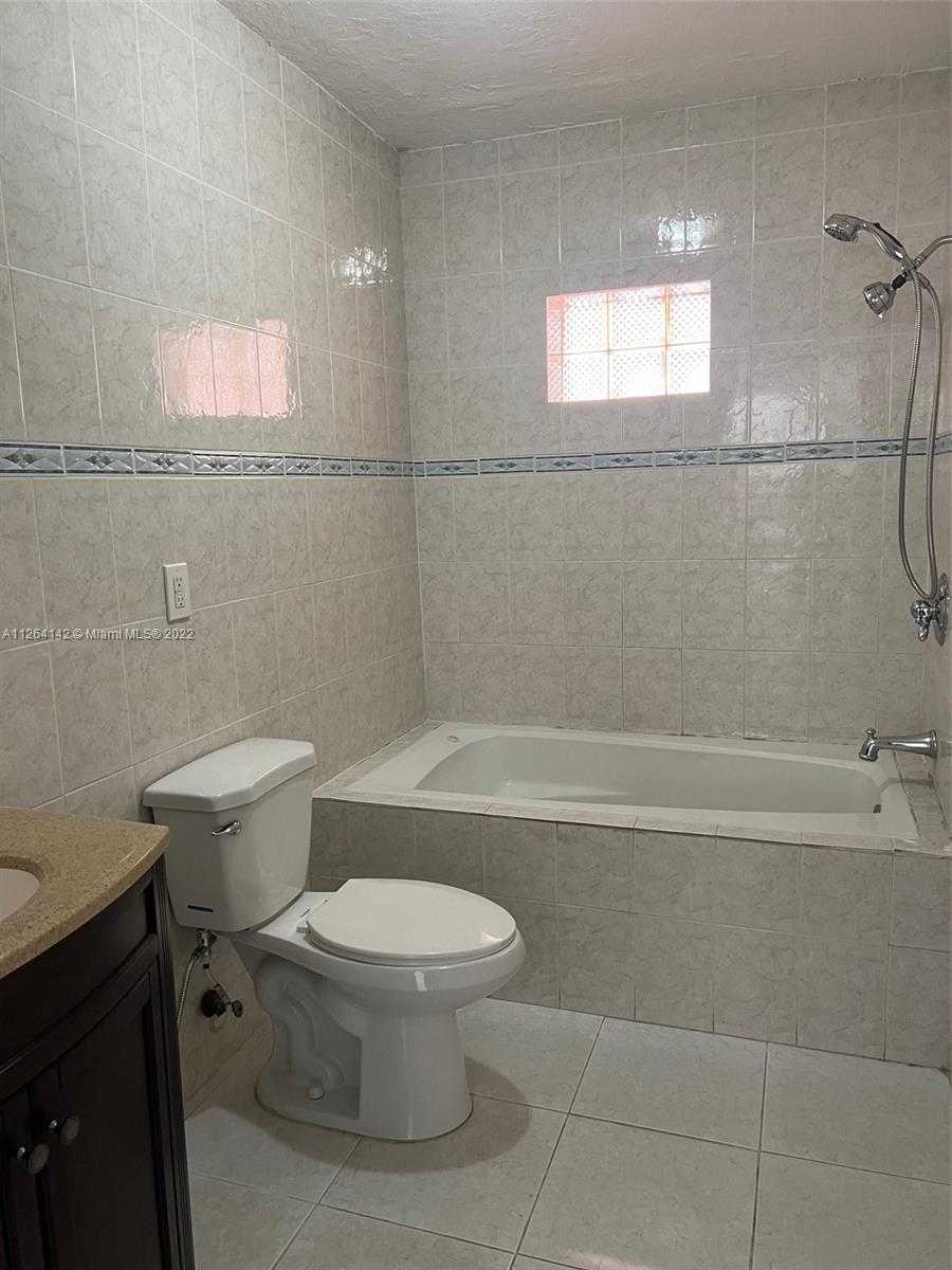 2727 SW 24th St Unit: 2727