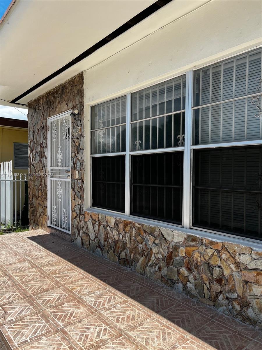 2727 SW 24th St Unit: 2727