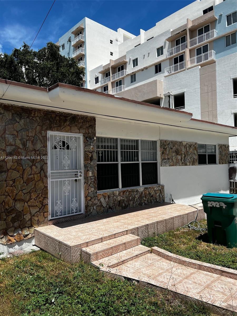2727 SW 24th St Unit: 2727
