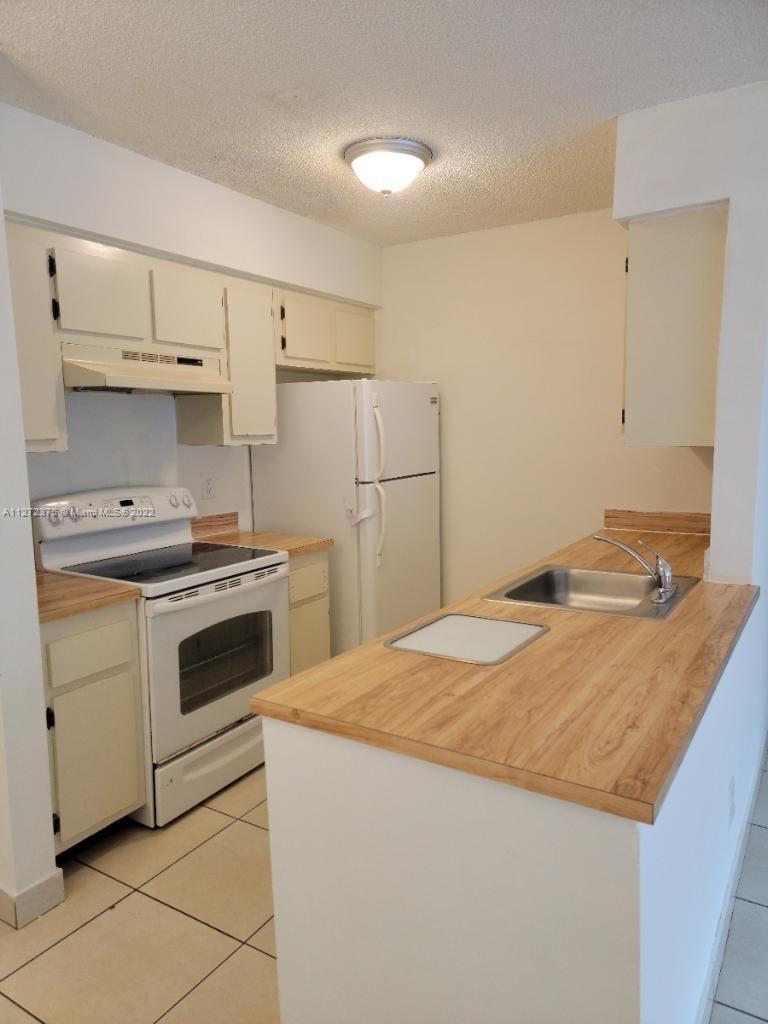 10445 NW 7th St Unit: 104