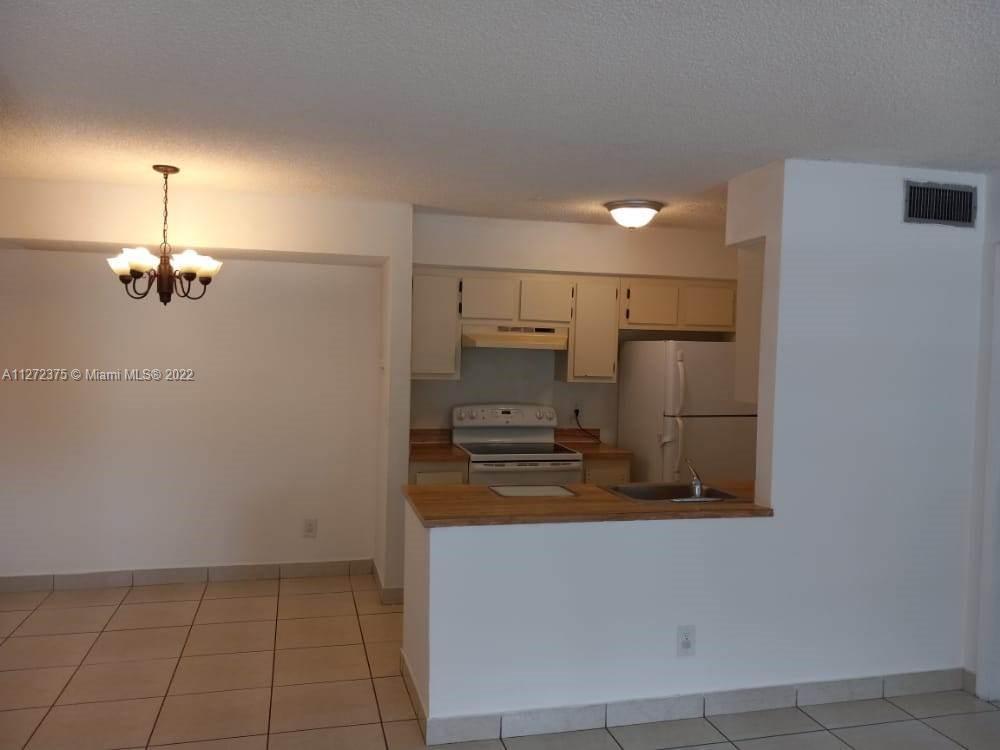 10445 NW 7th St Unit: 104