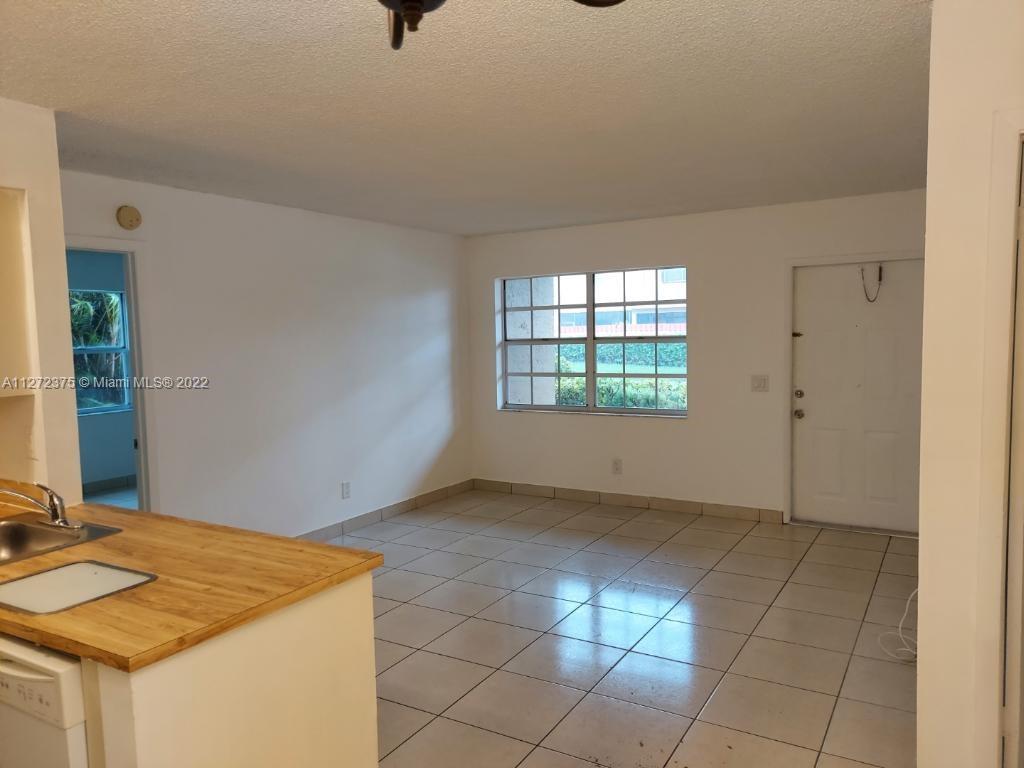10445 NW 7th St Unit: 104