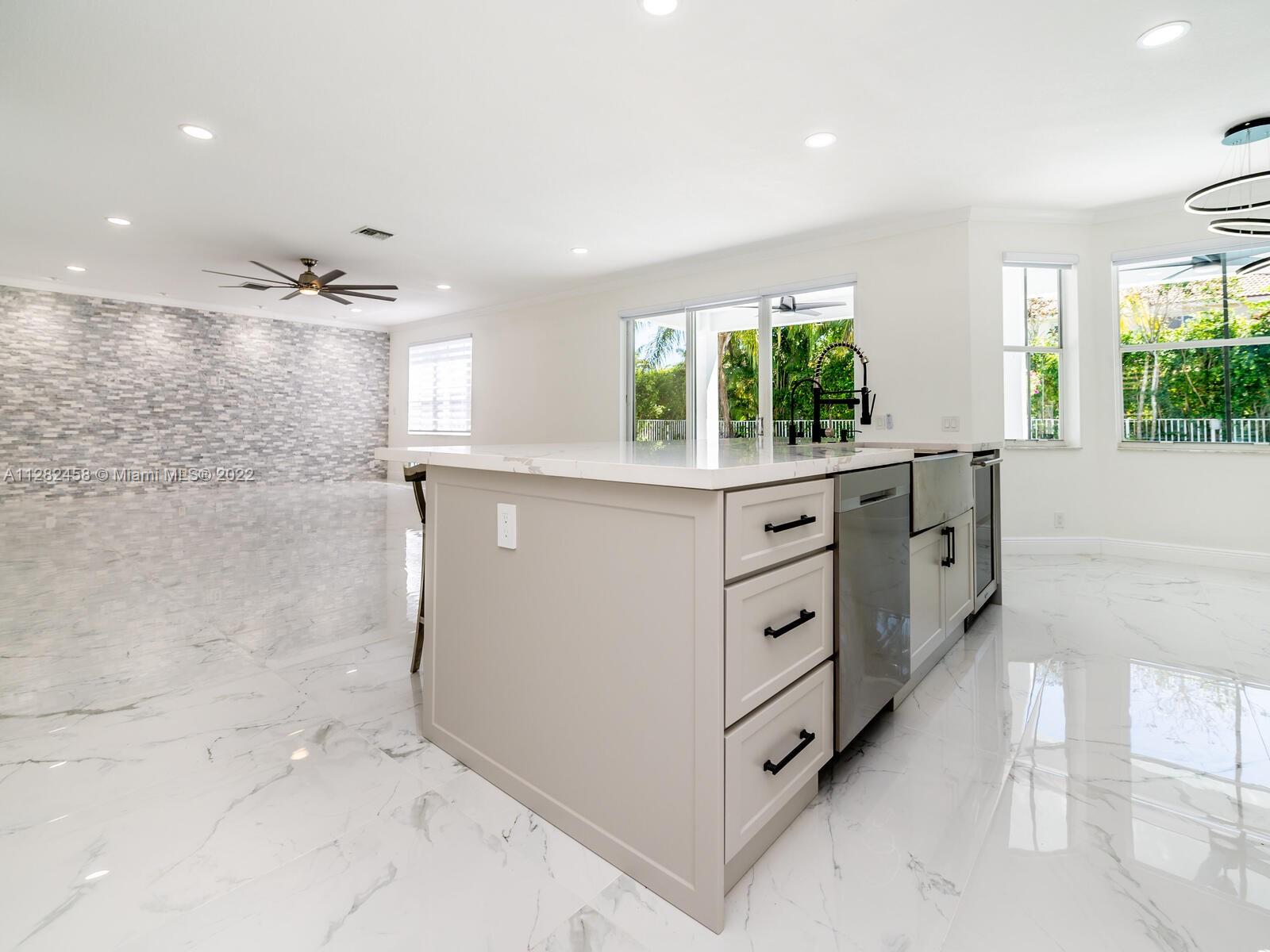 842 Hawthorn Ter