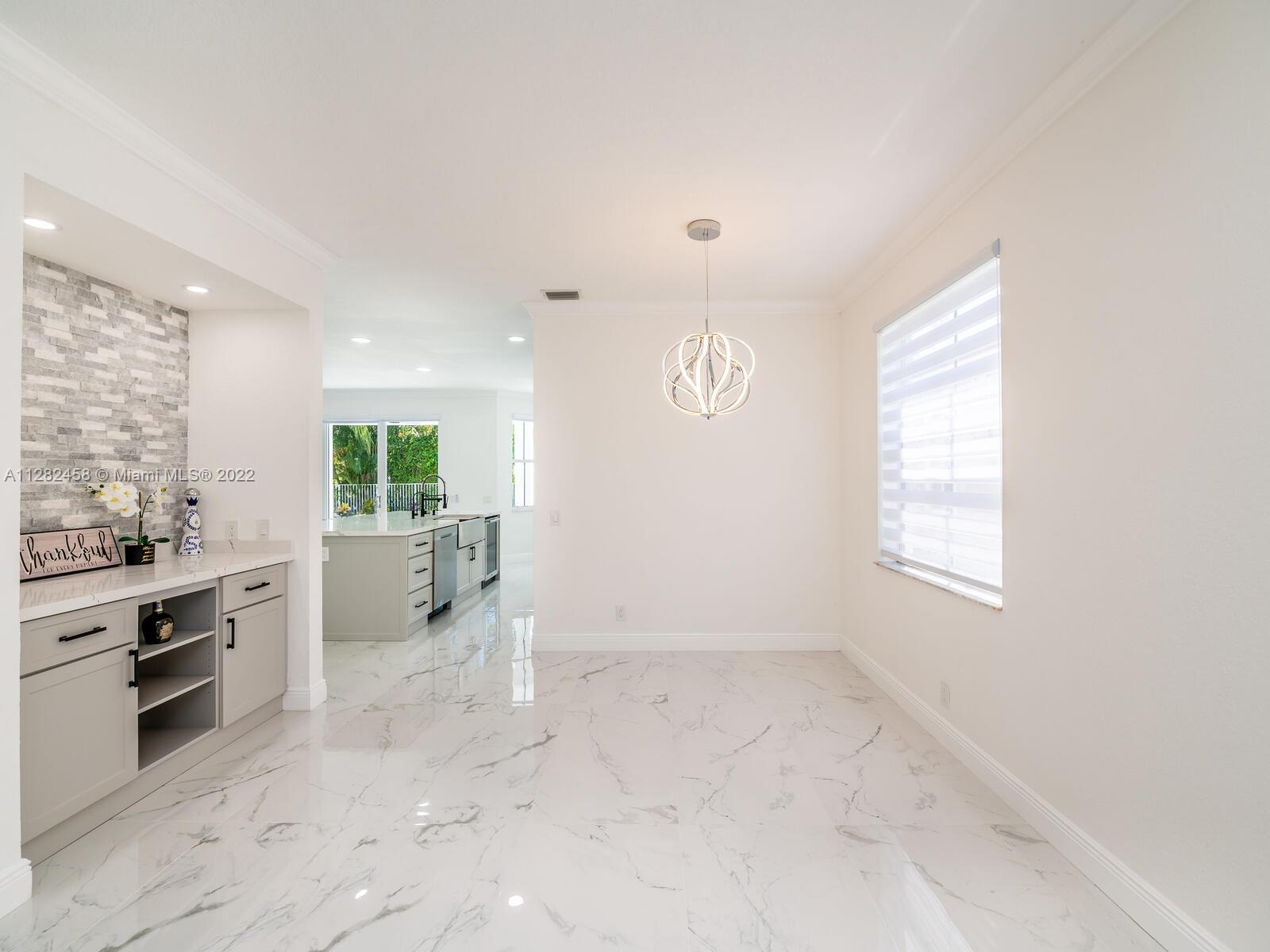 842 Hawthorn Ter