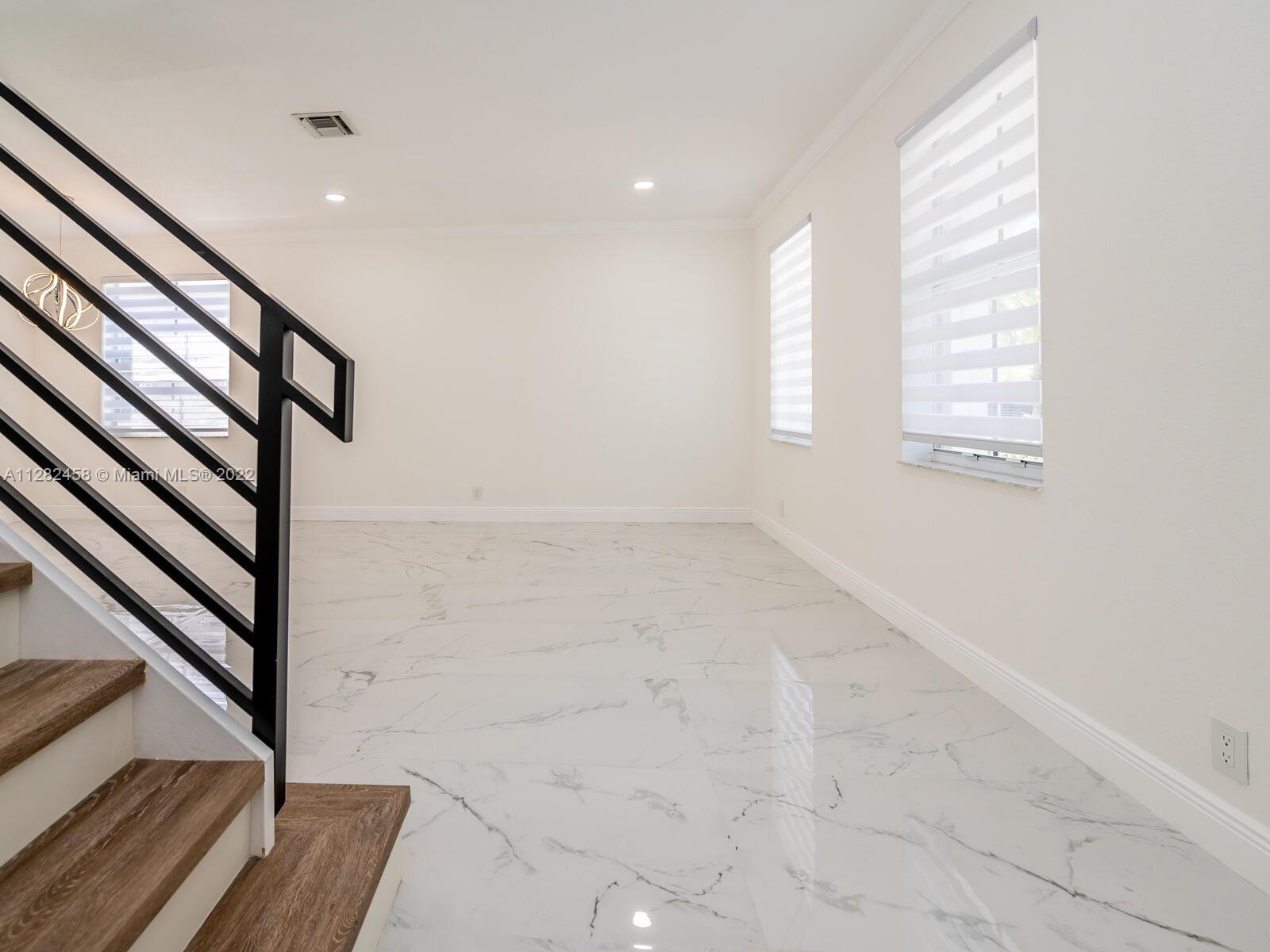 842 Hawthorn Ter