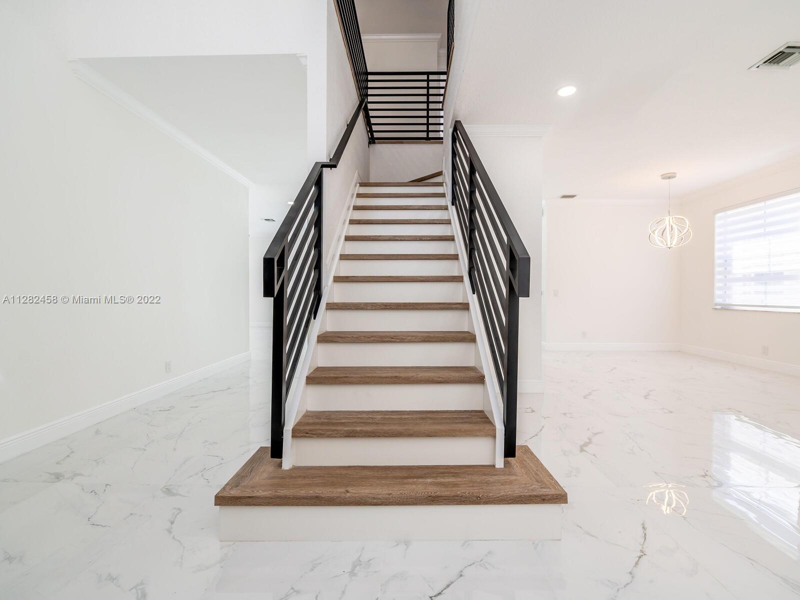 842 Hawthorn Ter