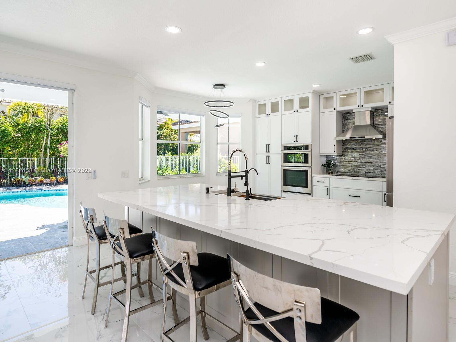 842 Hawthorn Ter