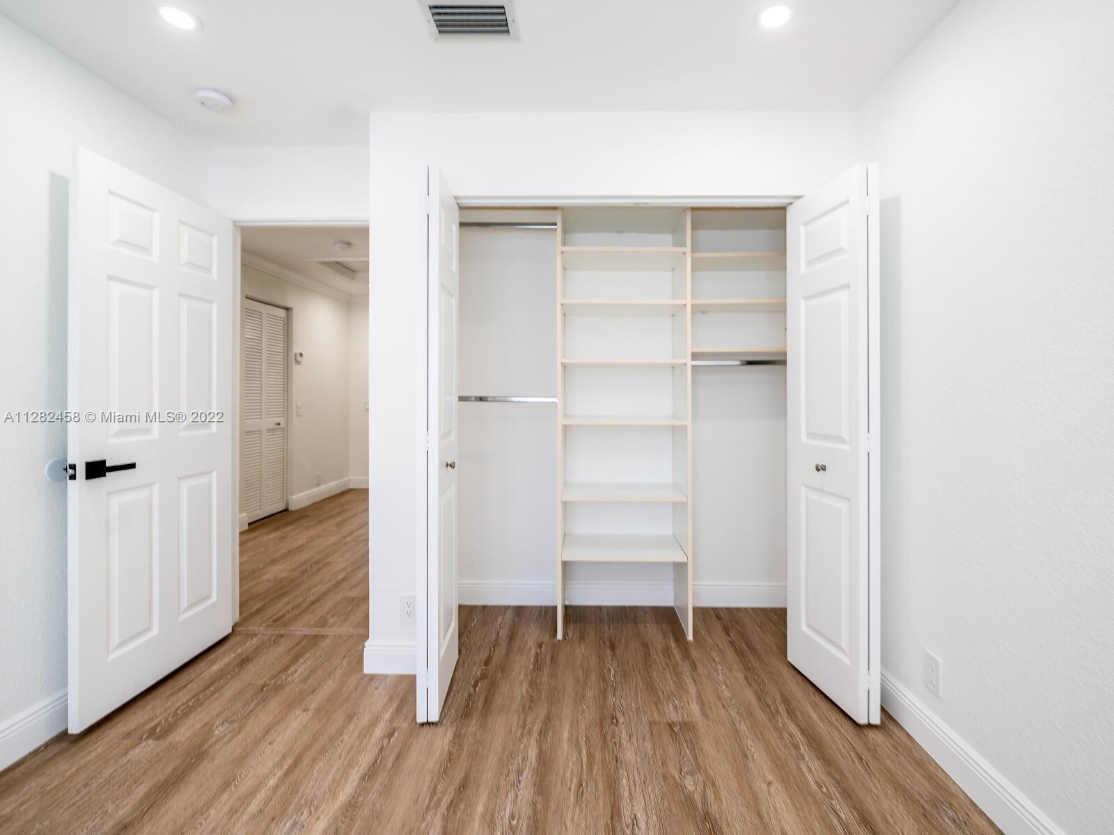 842 Hawthorn Ter