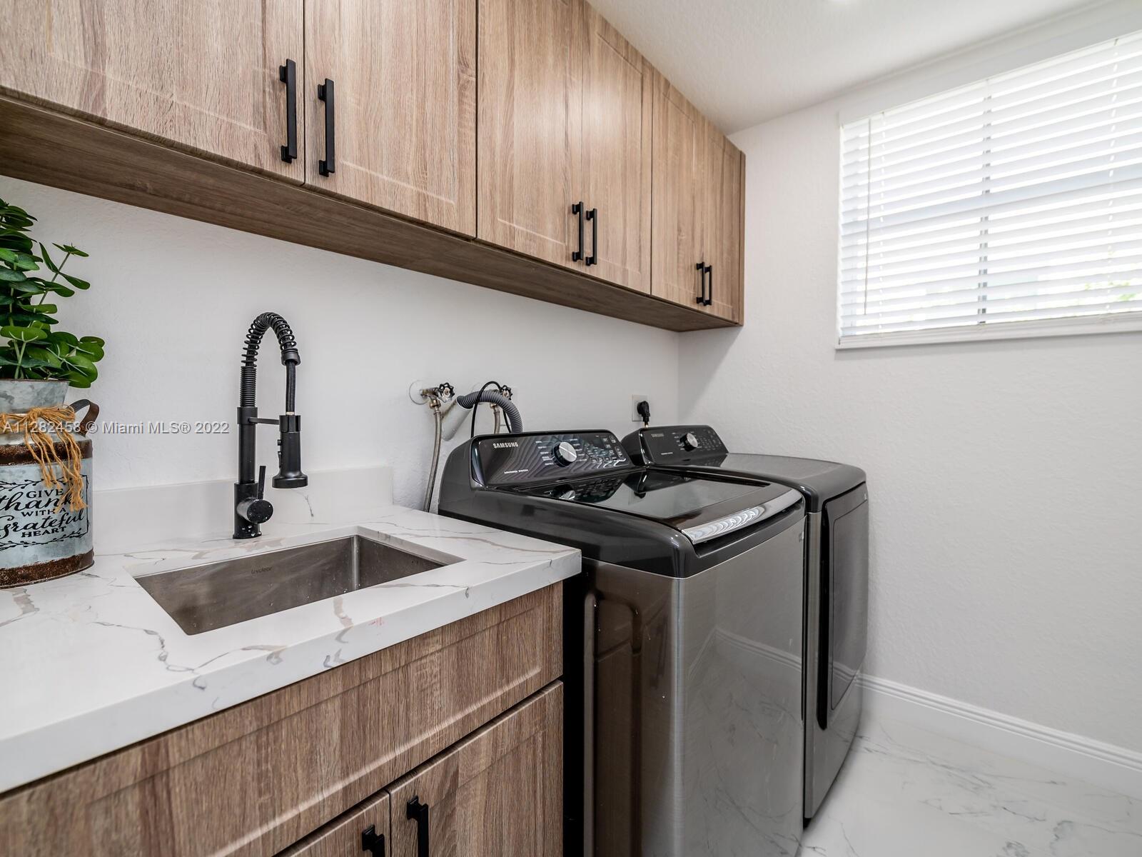 842 Hawthorn Ter
