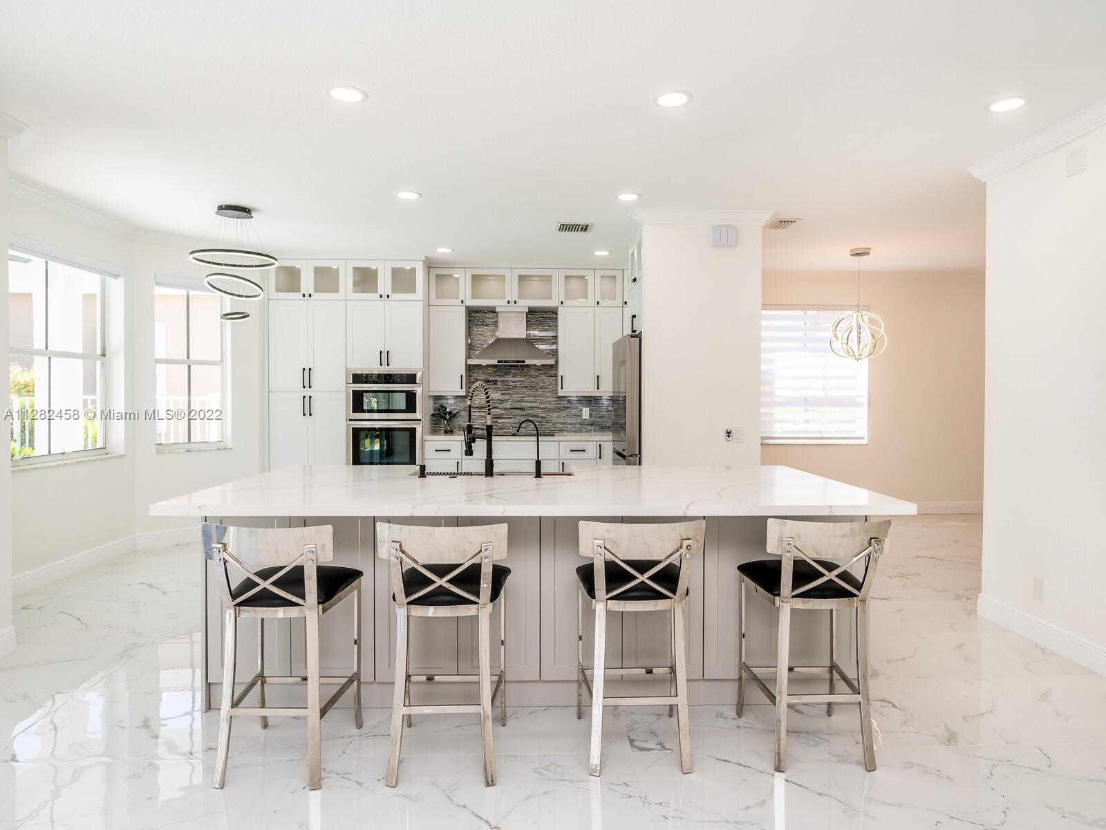 842 Hawthorn Ter