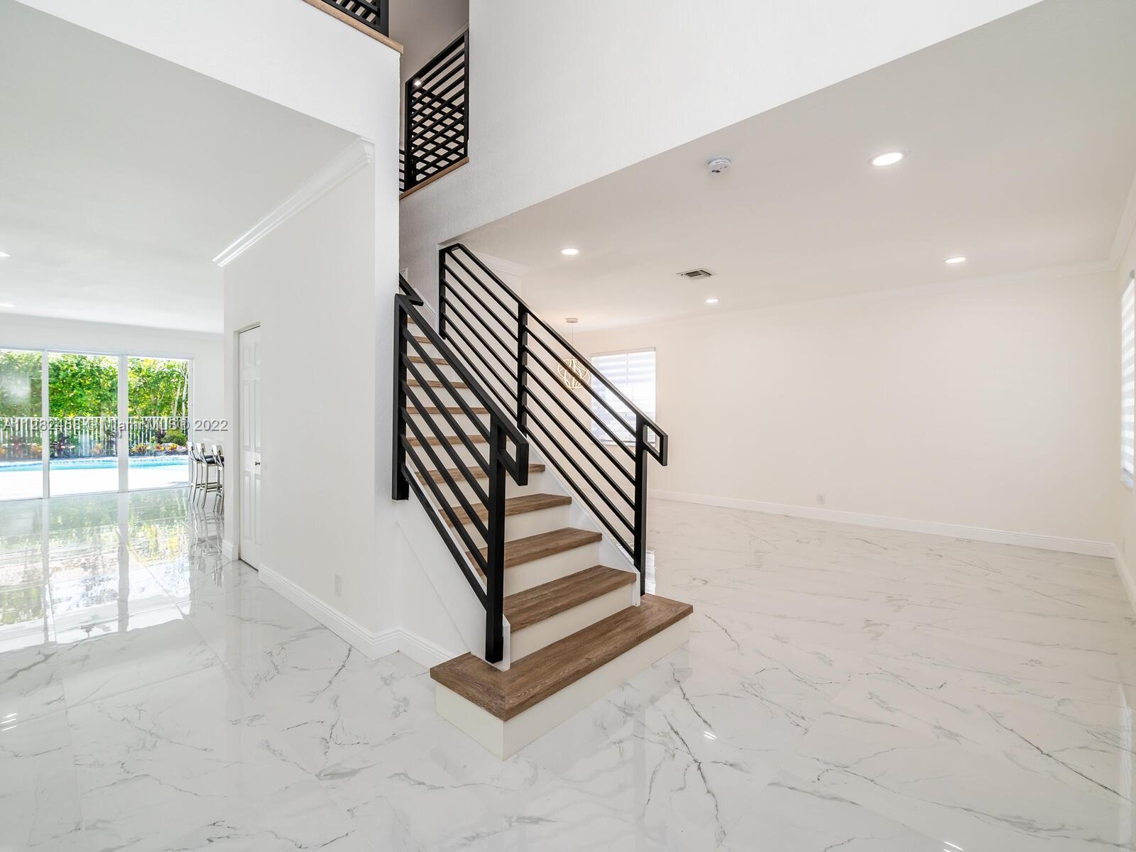 842 Hawthorn Ter