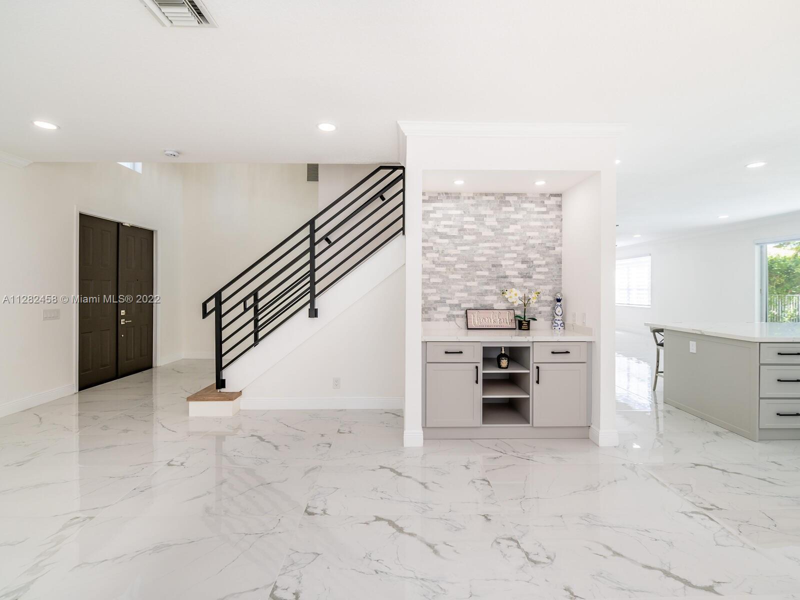 842 Hawthorn Ter