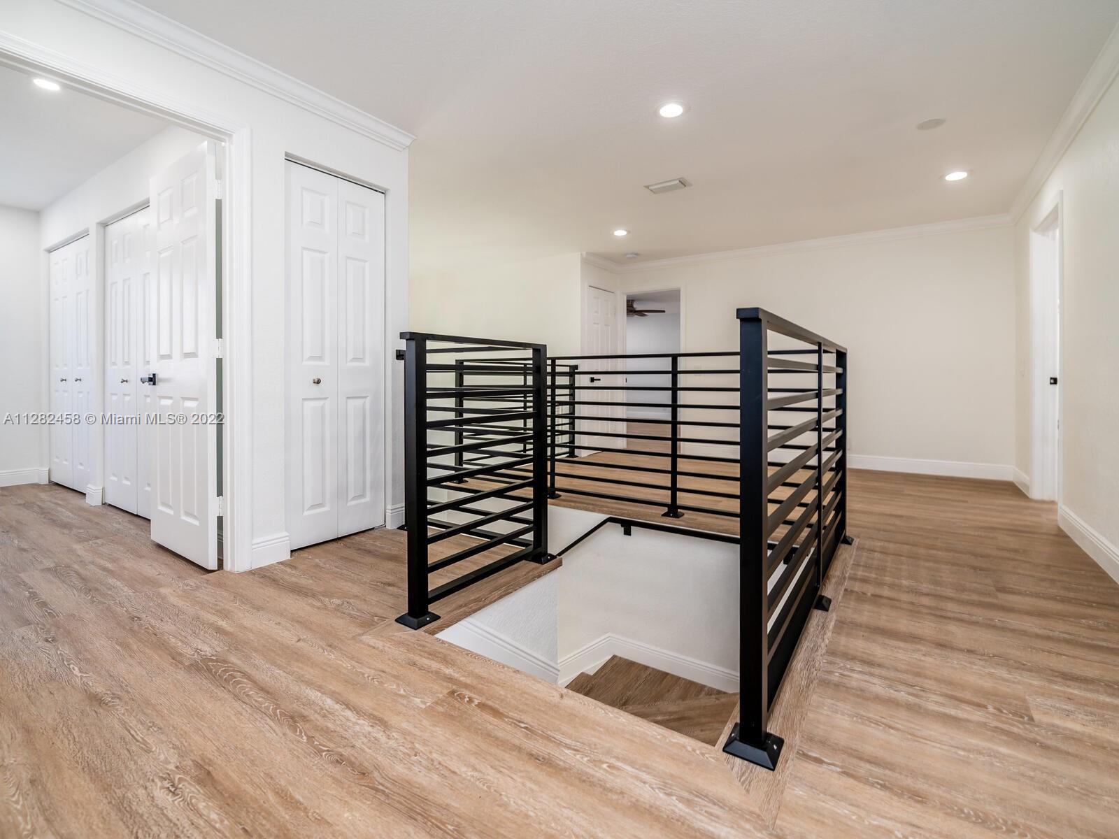 842 Hawthorn Ter