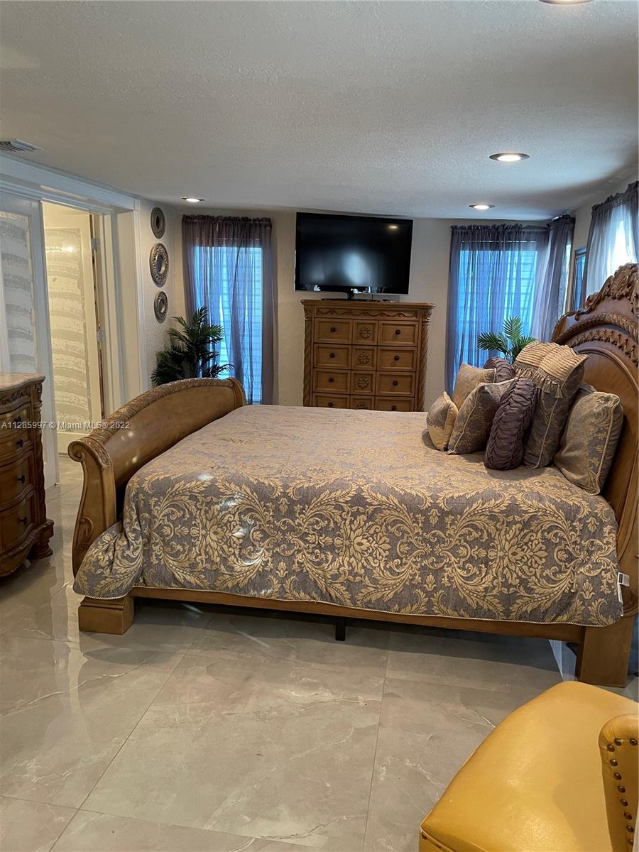 1100 NW 89th St