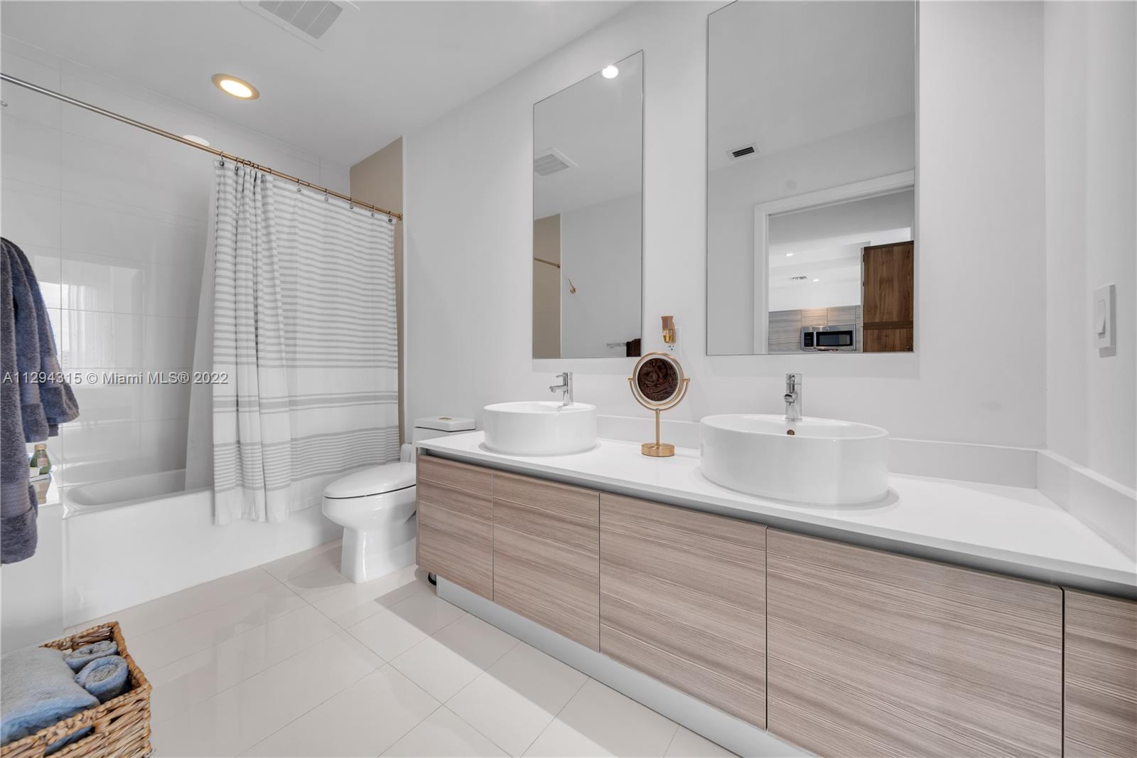 121 NE 34th St Unit: L606