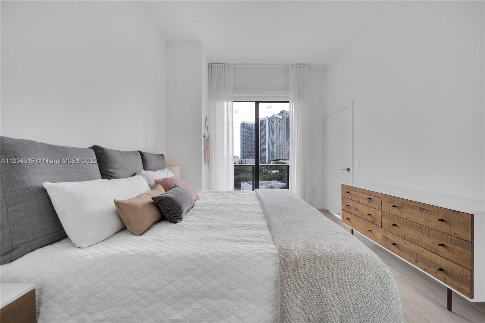 121 NE 34th St Unit: L606