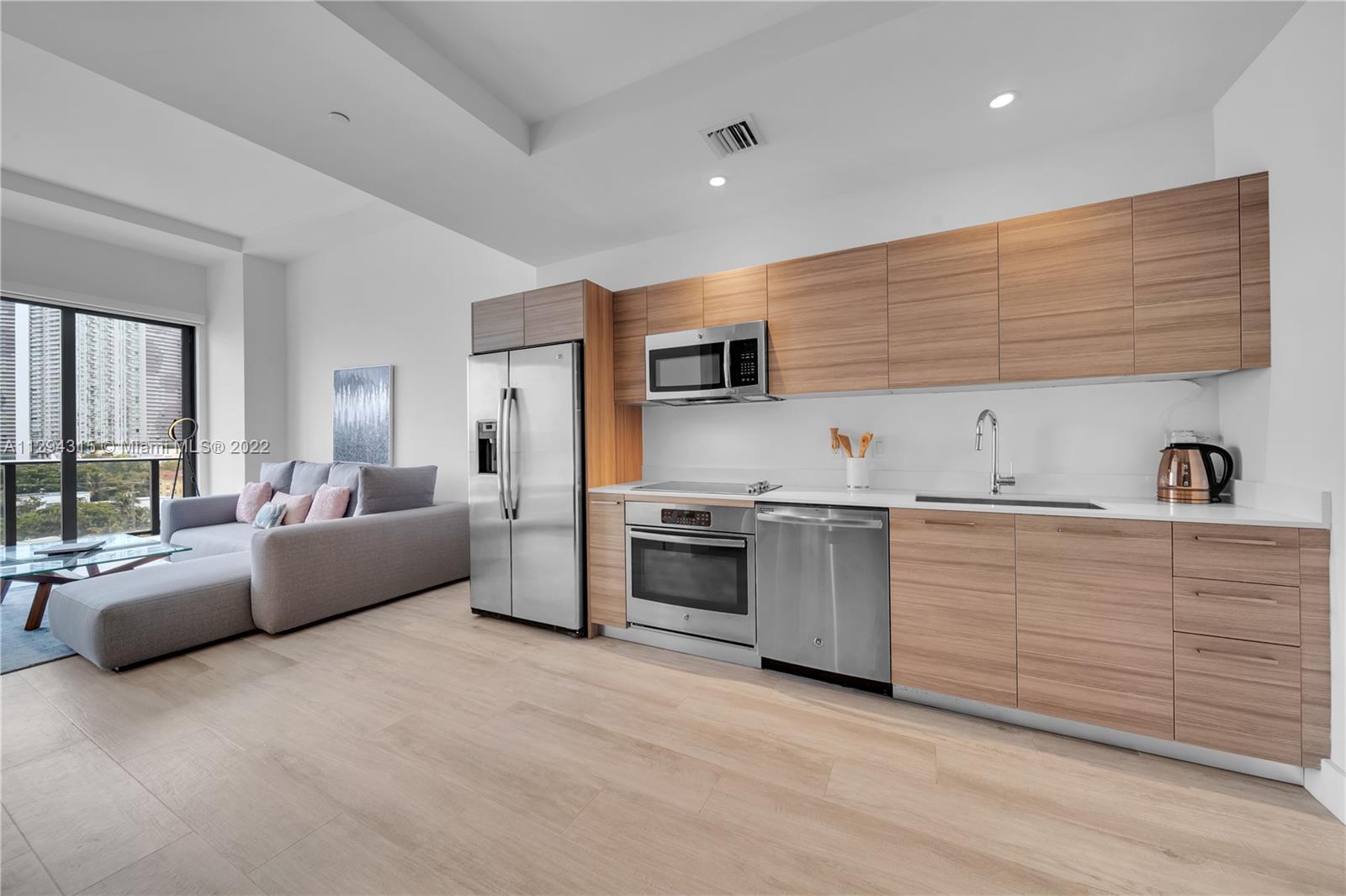 121 NE 34th St Unit: L606
