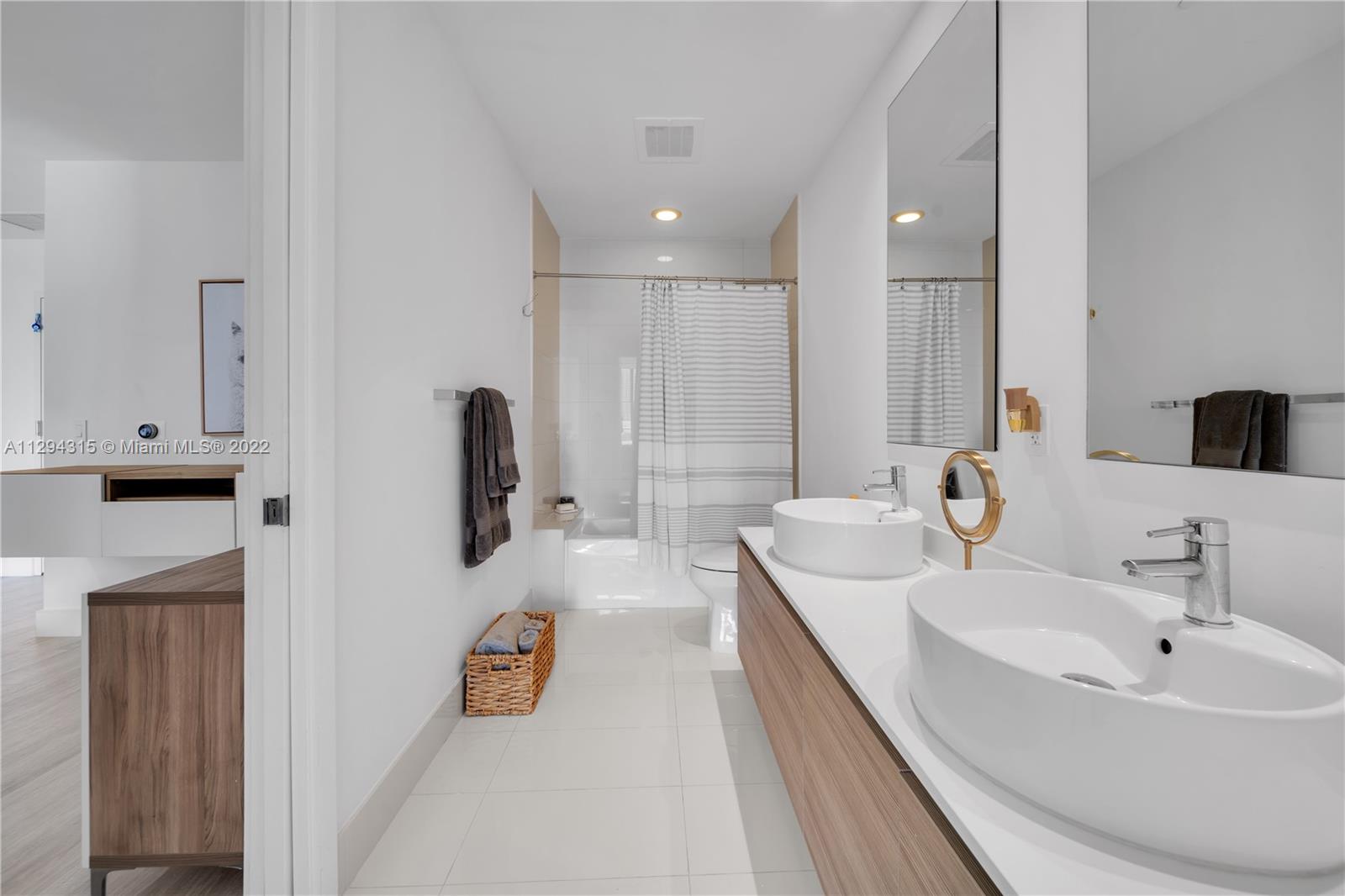 121 NE 34th St Unit: L606