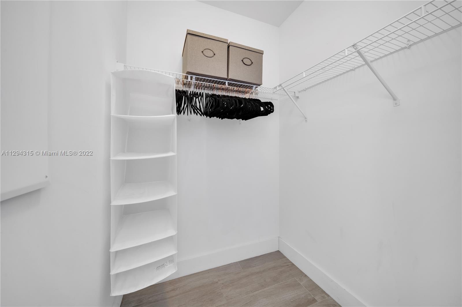 121 NE 34th St Unit: L606