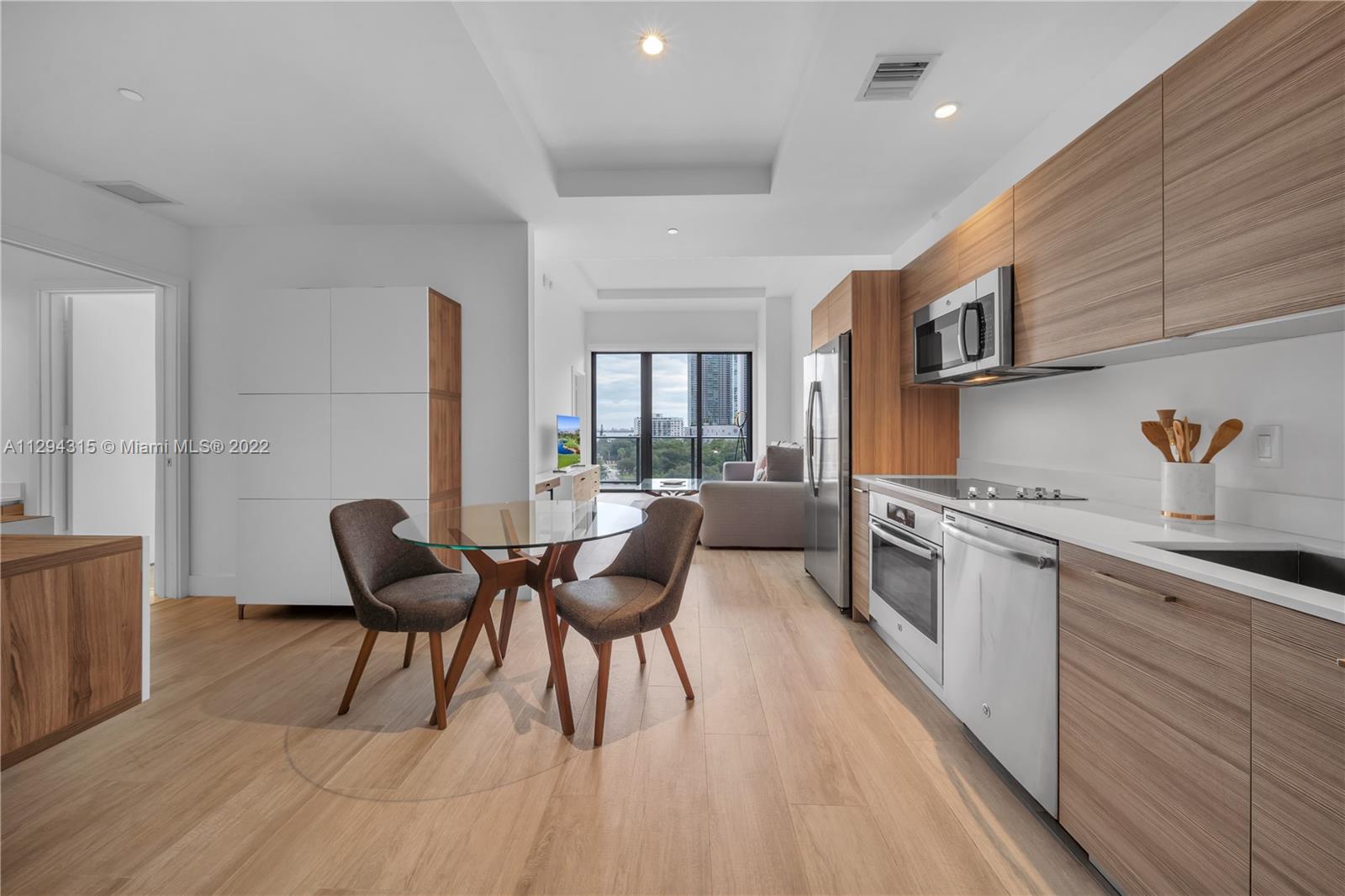 121 NE 34th St Unit: L606
