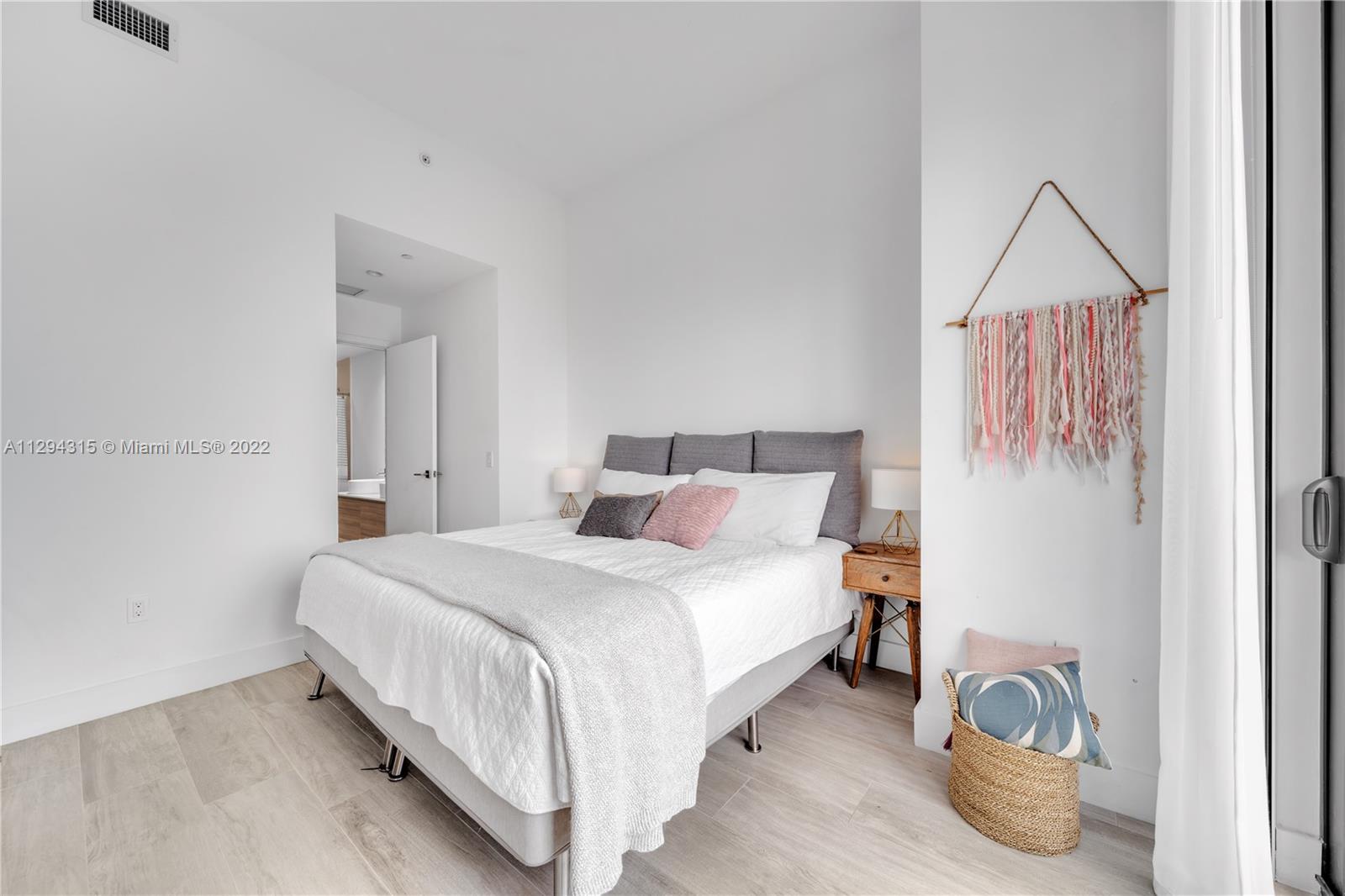 121 NE 34th St Unit: L606
