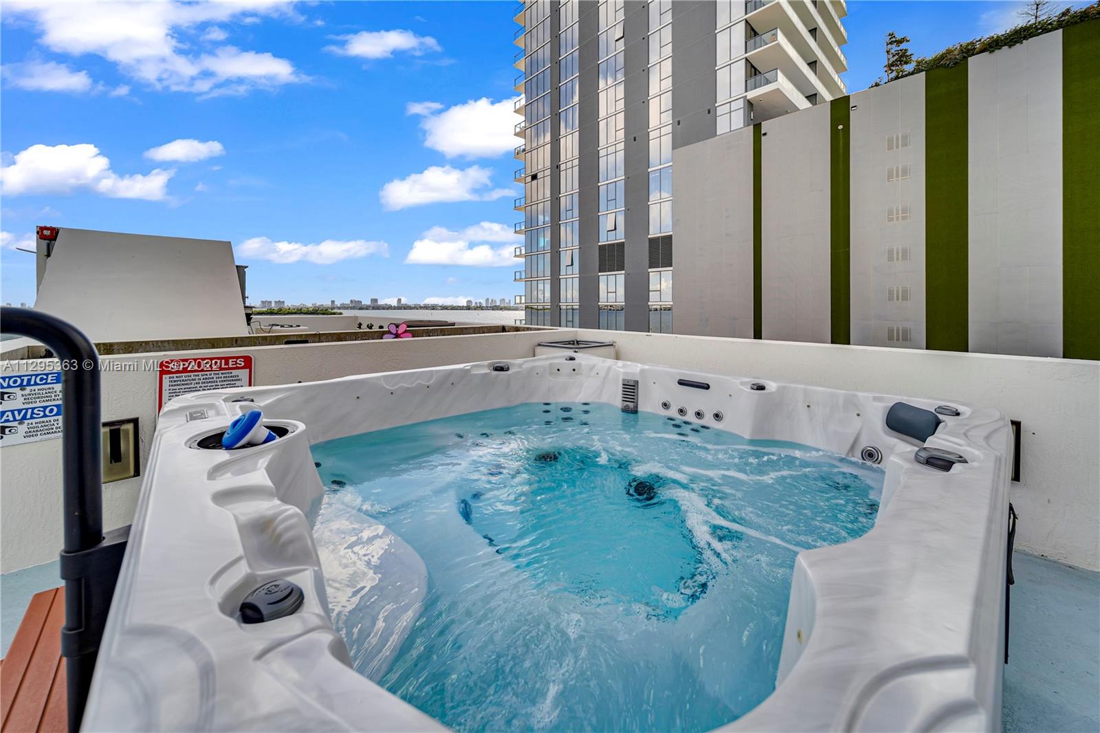 601 NE 23rd St Unit: 902