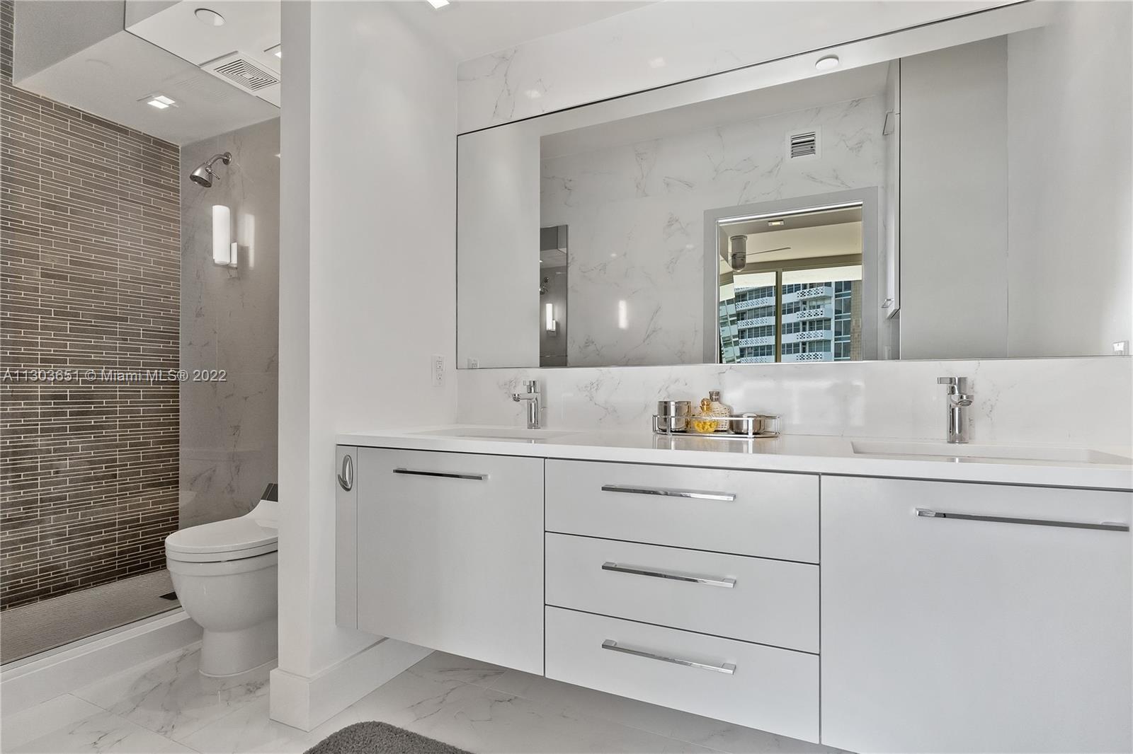 10 Venetian Way Unit: 905