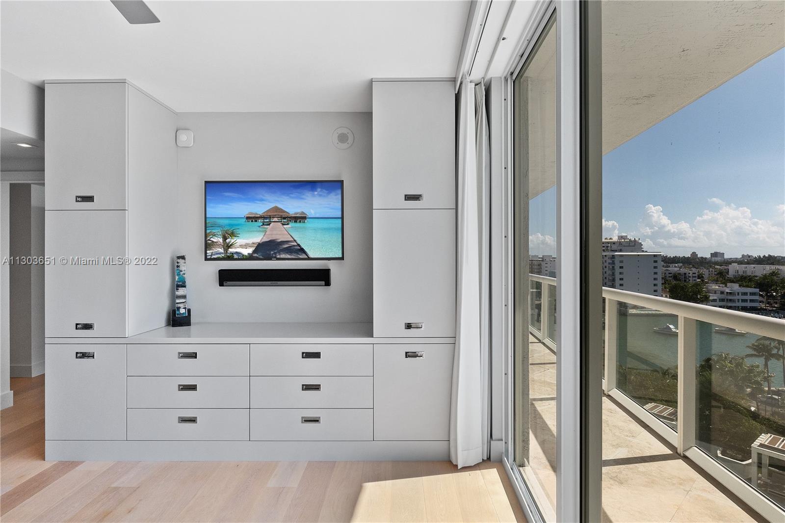 10 Venetian Way Unit: 905