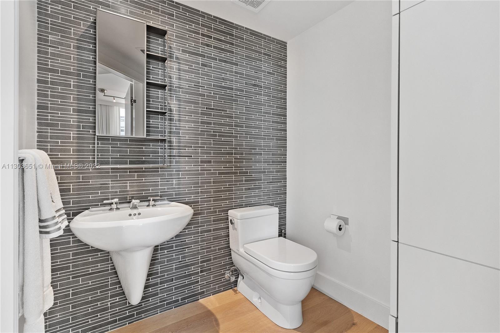 10 Venetian Way Unit: 905