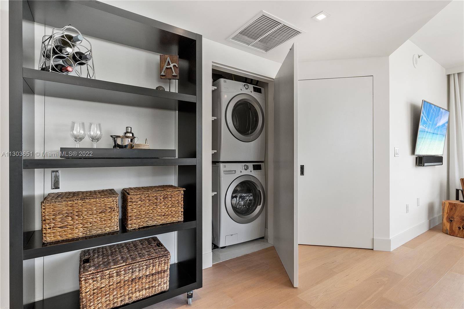 10 Venetian Way Unit: 905