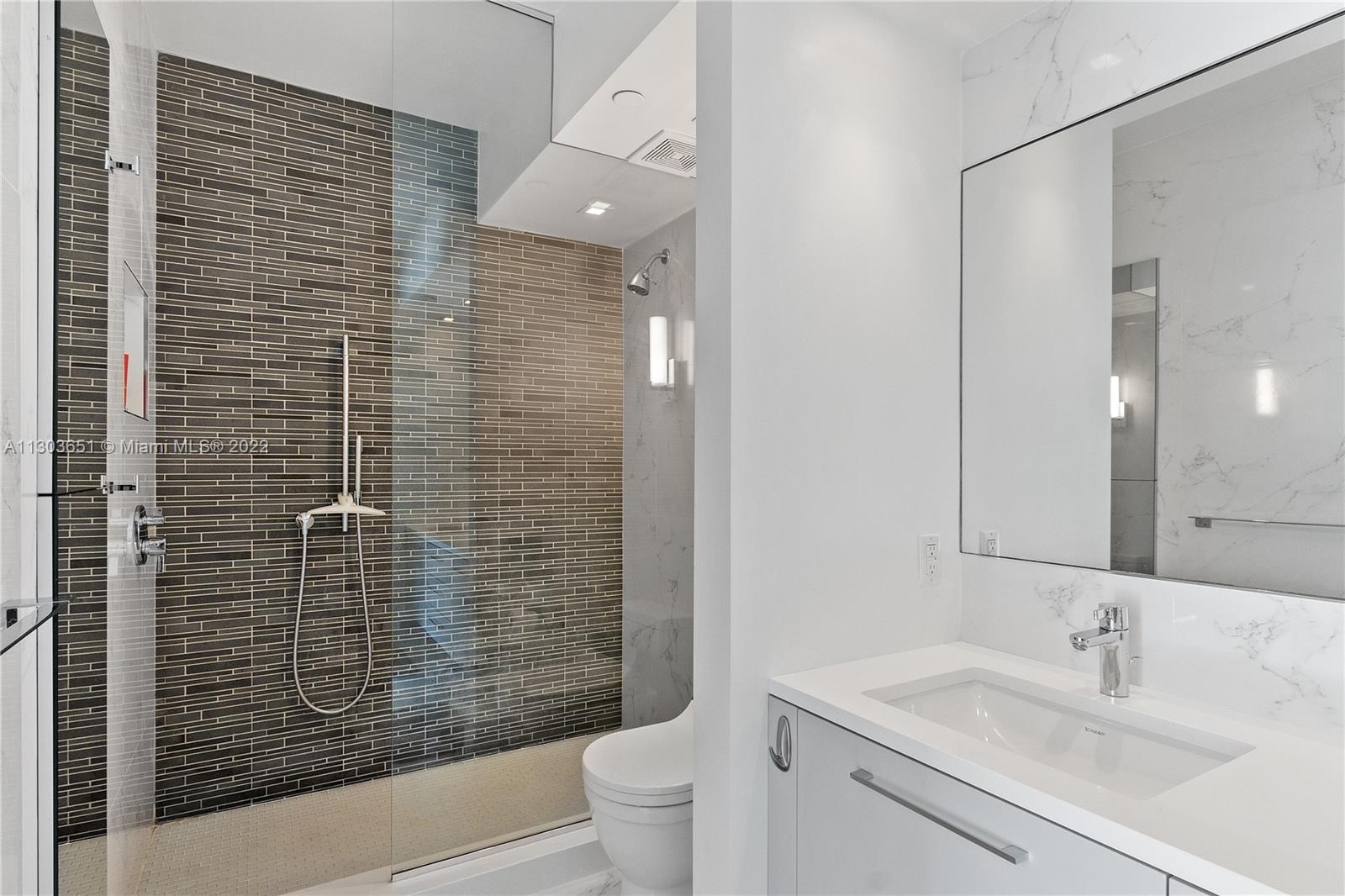 10 Venetian Way Unit: 905