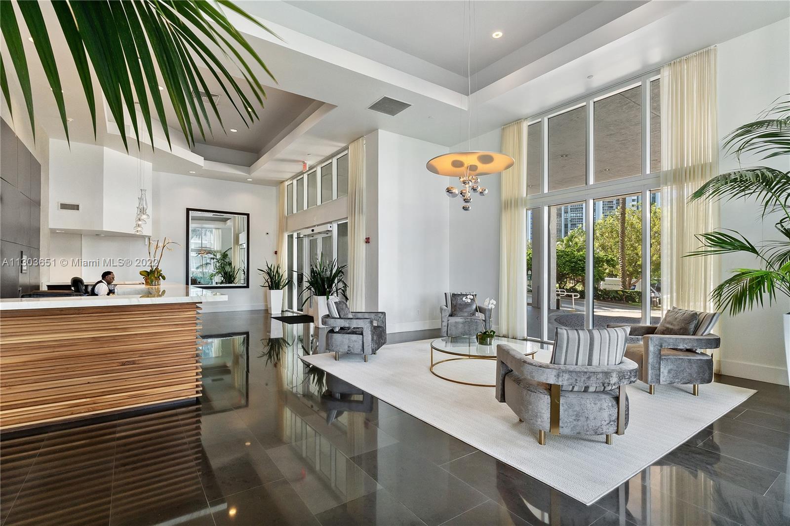 10 Venetian Way Unit: 905