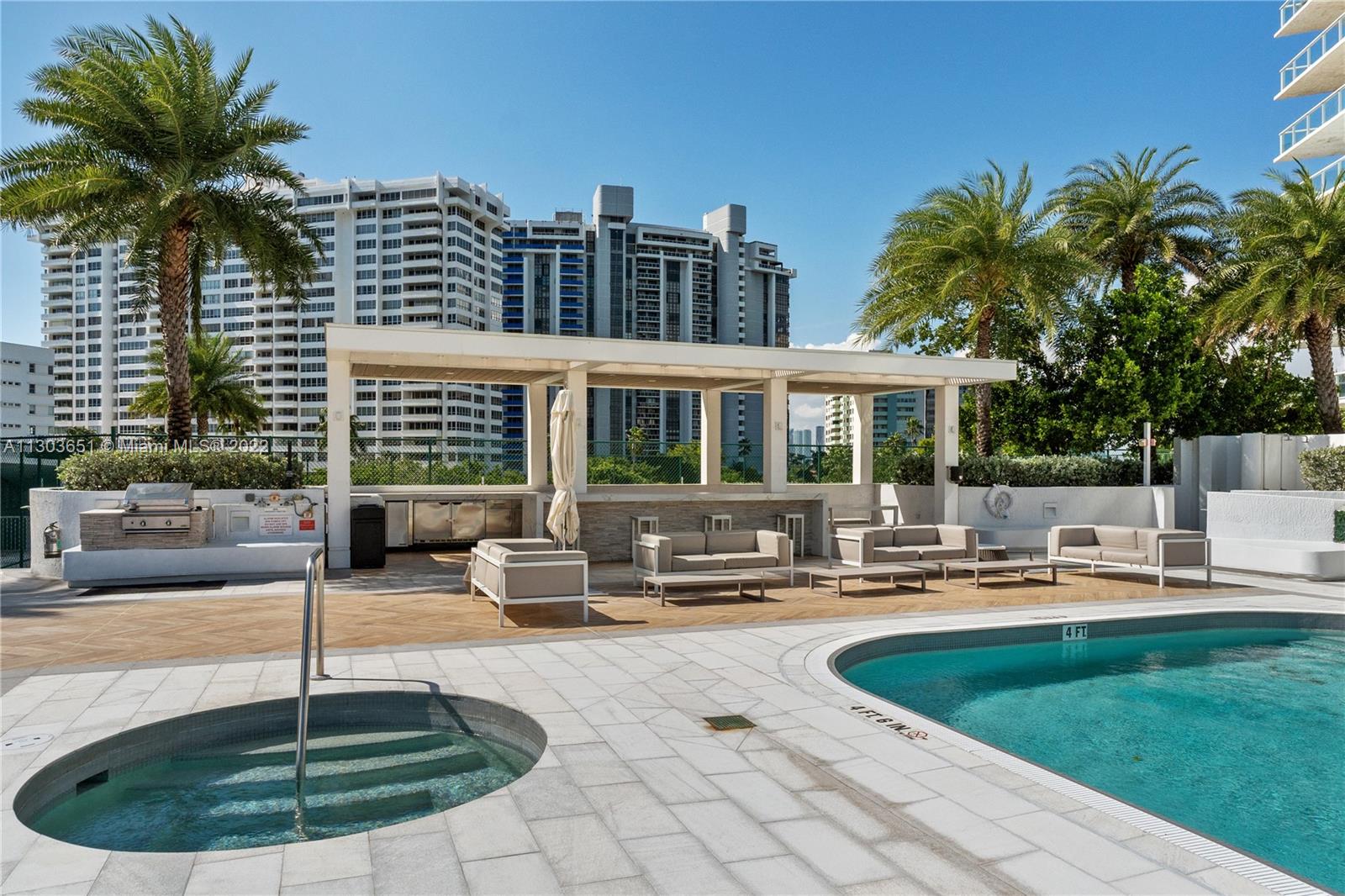 10 Venetian Way Unit: 905