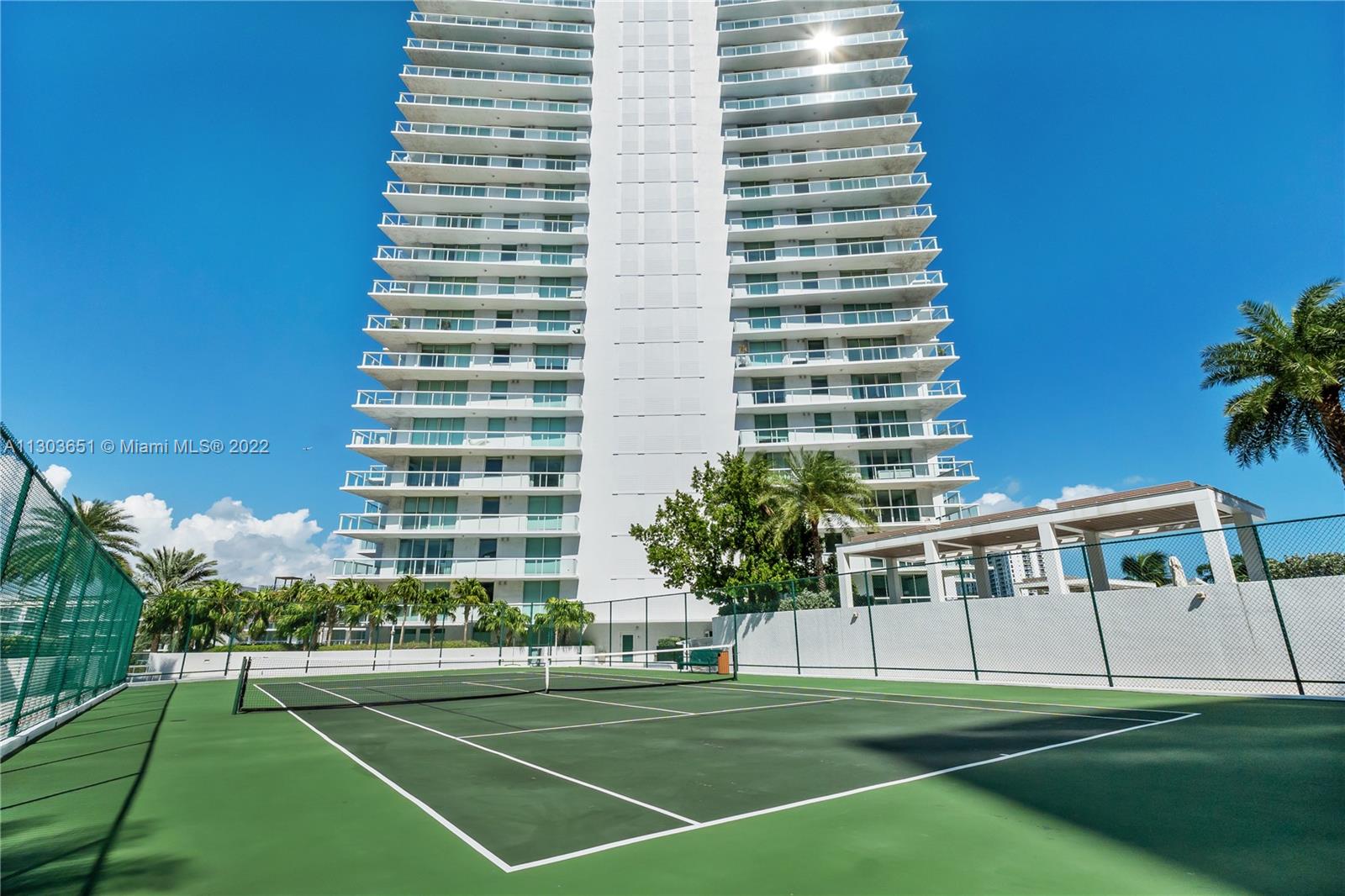 10 Venetian Way Unit: 905